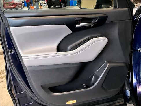 Used 2023 Toyota Highlander XLE image 9