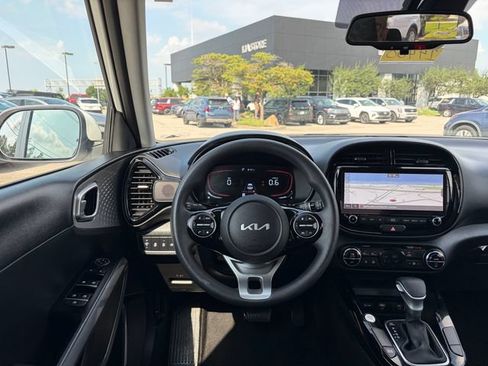 Used 2023 Kia Soul S FWD image 6