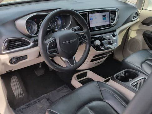 Used 2022 Chrysler Pacifica Touring-L FWD image 10