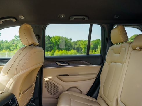 Used 2024 Jeep Grand Cherokee Limited RWD image 17