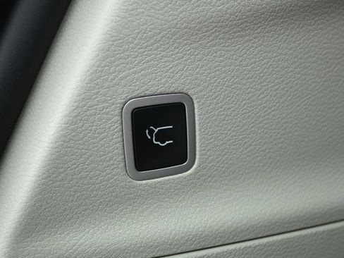 Used 2023 Chrysler Pacifica Touring-L FWD image 14