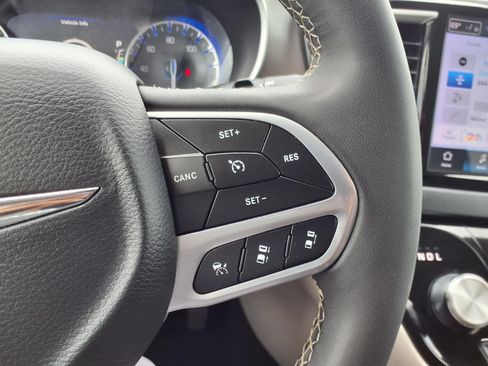 Used 2024 Chrysler Pacifica Touring-L FWD image 16