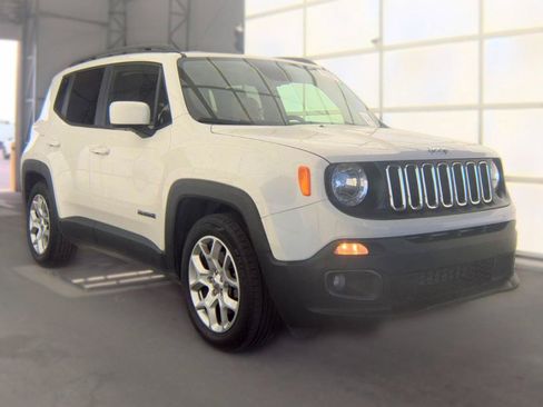 Used 2018 Jeep Renegade Latitude FWD image 3