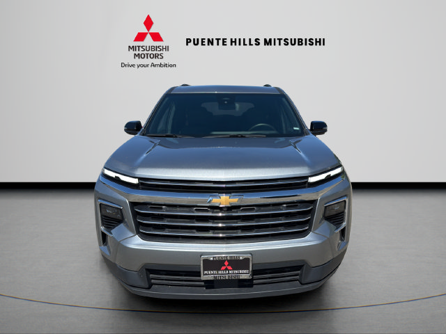 Used 2025 Chevrolet Traverse LT FWD image 2