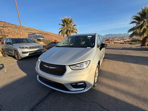 Used 2024 Chrysler Pacifica Touring-L image 1