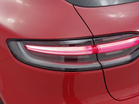 Certified 2025 Porsche Macan image 37