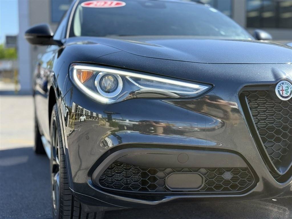 Used 2021 Alfa Romeo Stelvio Ti w/ Nero Edizione AWD/4WD image 9