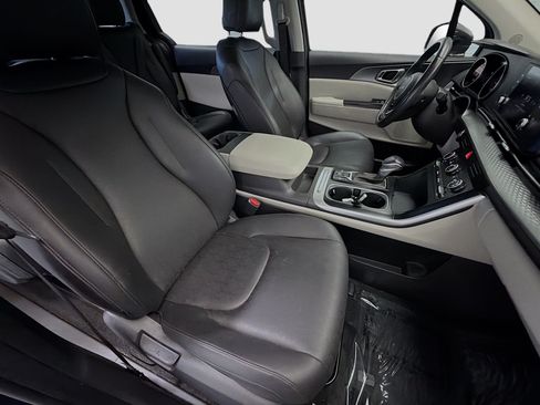 Used 2024 Kia Carnival LX FWD image 15