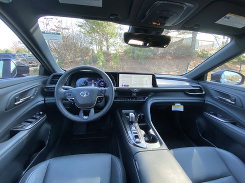 Certified 2025 Toyota Crown Signia image 19