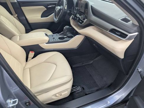 Used 2023 Toyota Highlander XLE FWD image 12