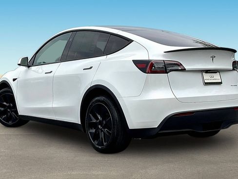 Used 2024 Tesla Model Y Long Range AWD/4WD image 4