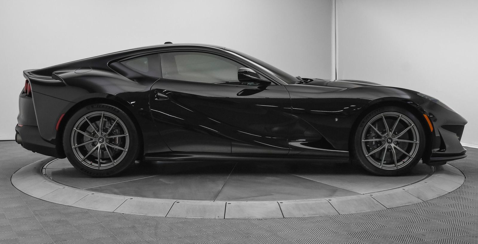 Used 2018 Ferrari 812 Superfast RWD image 8