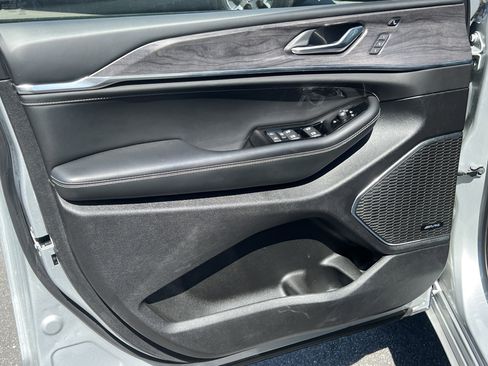 Used 2024 Jeep Grand Cherokee Overland w/ Luxury Tech Group IV image 13