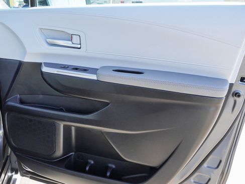 Used 2025 Toyota Sienna XLE image 28