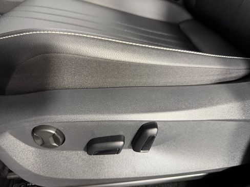 Used 2022 Volkswagen Tiguan SE image 22