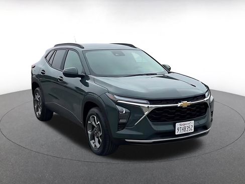 Used 2025 Chevrolet Trax LT image 3