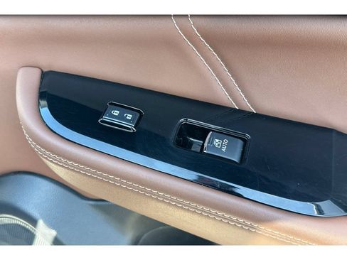 Used 2017 Subaru Outback 3.6R Touring AWD/4WD image 22