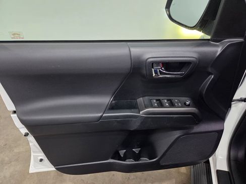 Used 2018 Toyota Tacoma TRD Off-Road w/ Technology Package AWD/4WD image 16