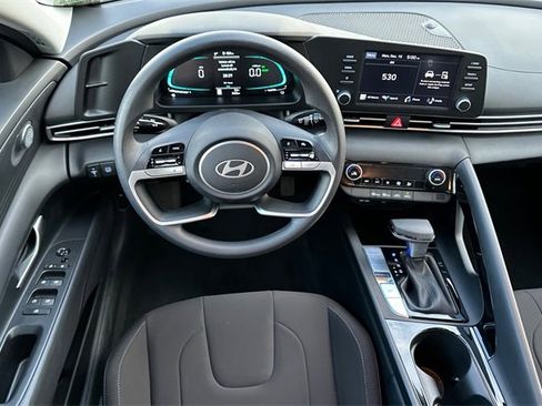 Used 2025 Hyundai Elantra Blue image 12