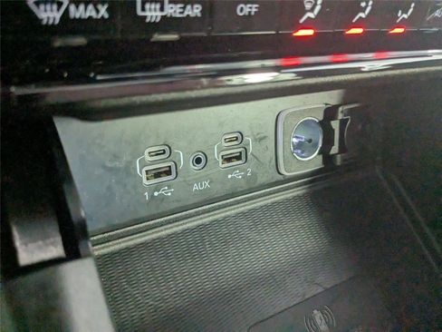 Used 2025 Jeep Grand Cherokee L Limited w/ Luxury Tech Group II image 21