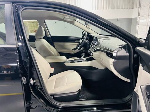 Used 2025 Nissan Altima 2.5 SV image 31