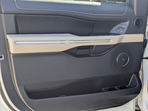 Used 2023 Ford Expedition Max Limited image 11