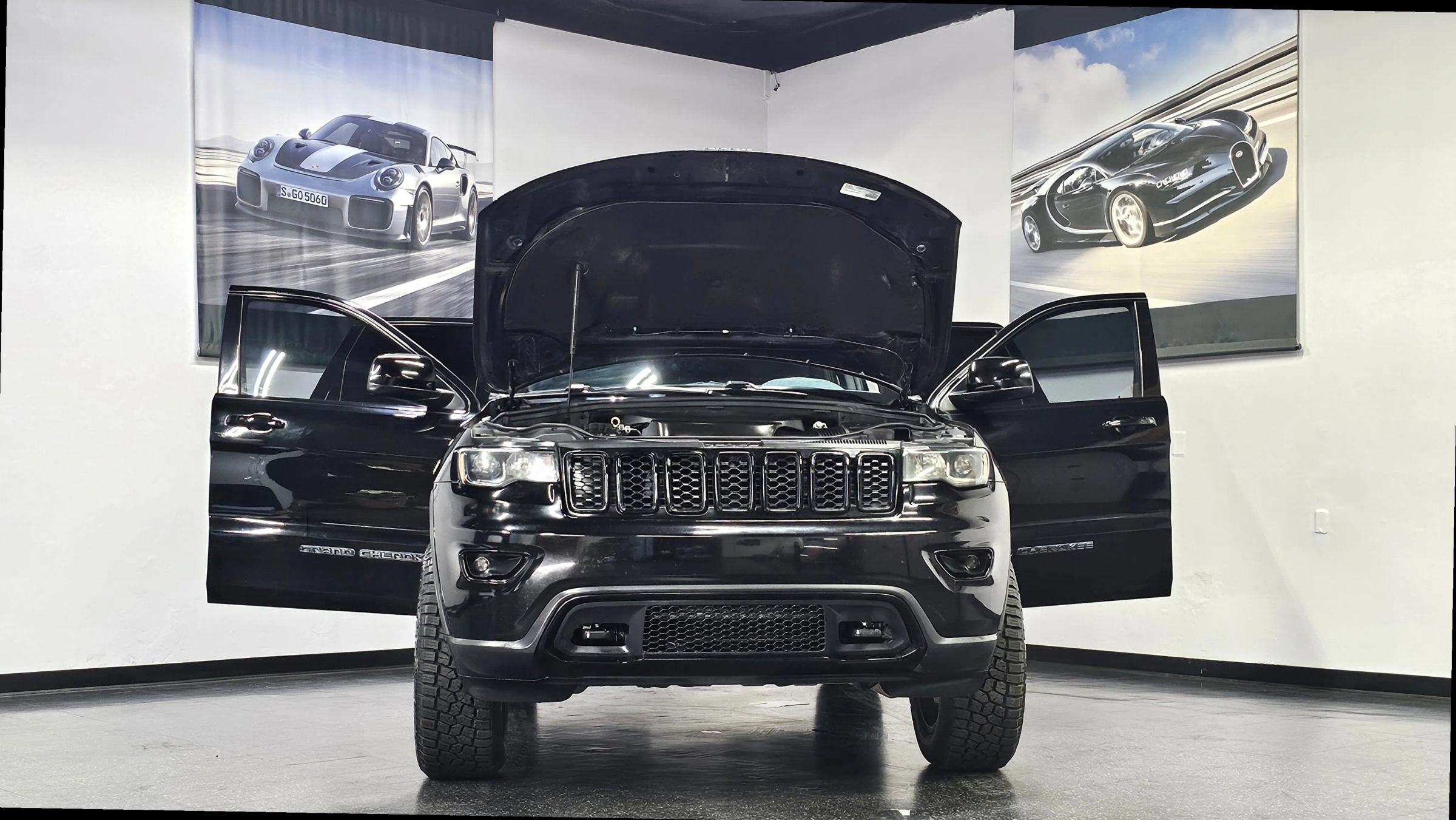 Used 2018 Jeep Grand Cherokee Laredo AWD/4WD image 3