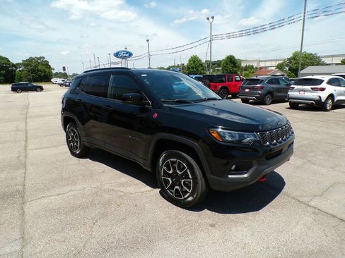 Used 2024 Jeep Compass Trailhawk AWD/4WD image 1