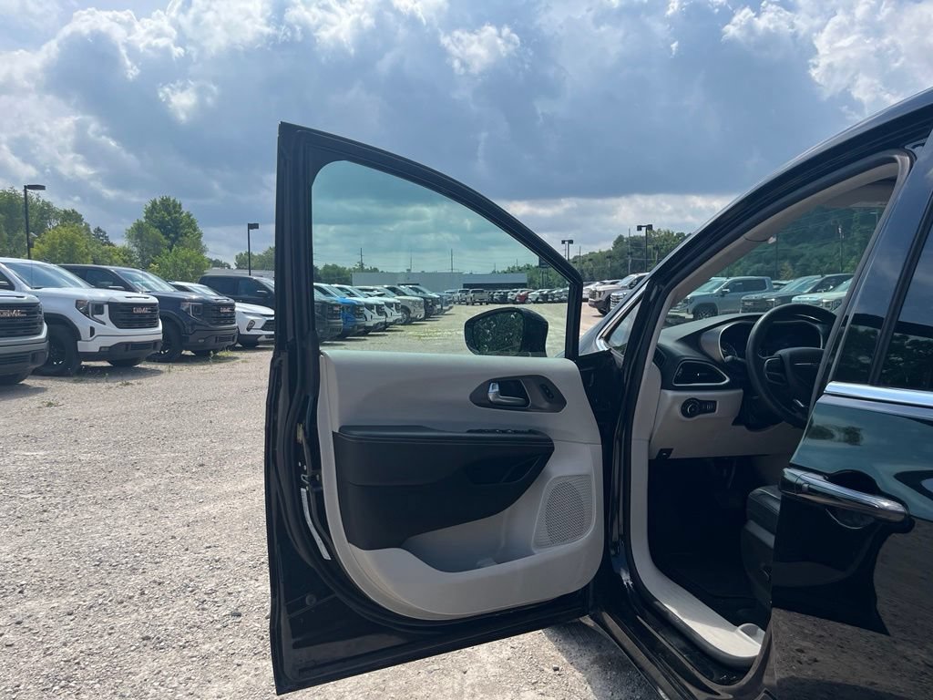 Used 2024 Chrysler Pacifica Touring-L FWD image 20