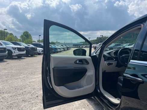 Used 2024 Chrysler Pacifica Touring-L FWD image 20