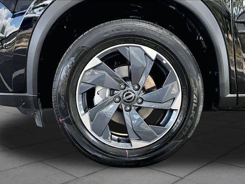 Certified 2025 Nissan Rogue SV FWD image 10