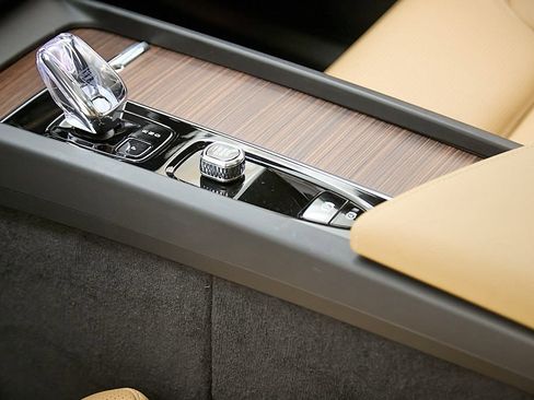 Certified 2025 Volvo XC60 T8 Ultra w/ Protection Package Premier image 17