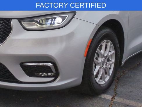 Certified 2024 Chrysler Pacifica Touring-L image 9