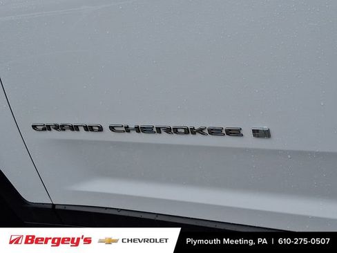 Used 2023 Jeep Grand Cherokee Laredo AWD/4WD image 33