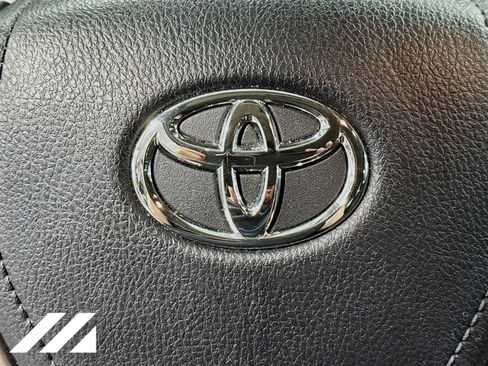 Used 2017 Toyota RAV4 XLE AWD/4WD image 33