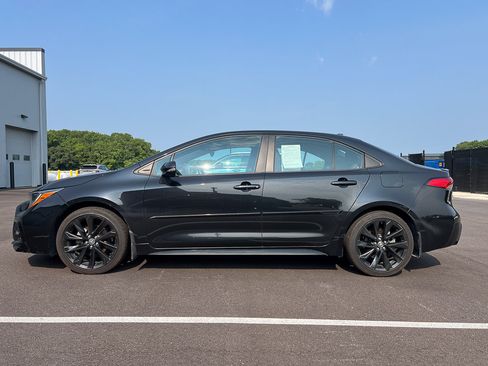 Used 2022 Toyota Corolla SE FWD image 2