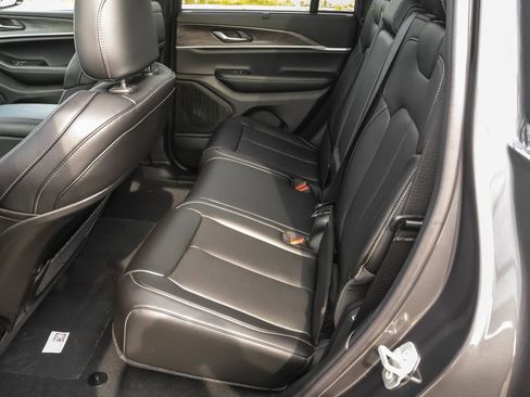 New 2025 Jeep Grand Cherokee Limited w/ Luxury Tech Group II image 13