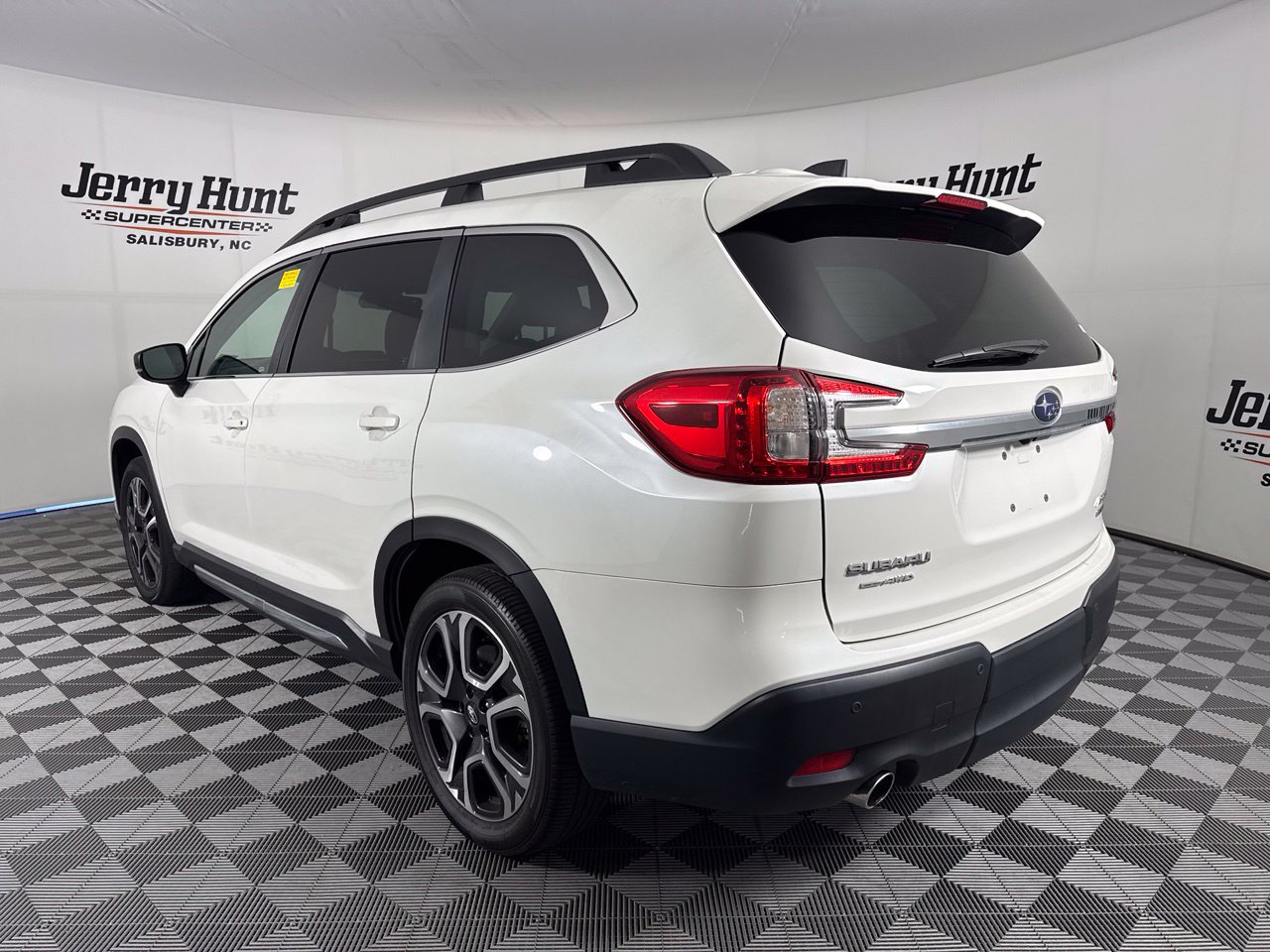 Used 2024 Subaru Ascent Limited w/ Technology Package AWD/4WD image 8