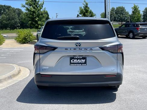Used 2025 Toyota Sienna LE FWD image 6