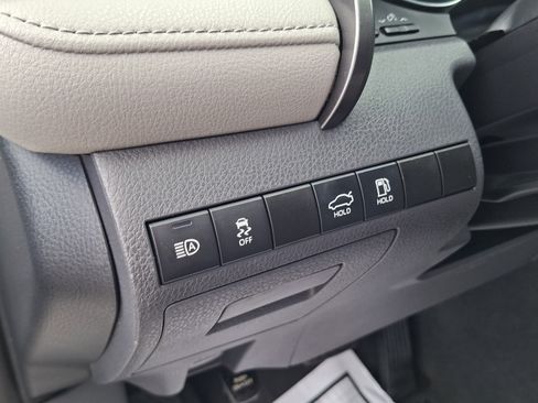 Used 2019 Toyota Camry LE image 10