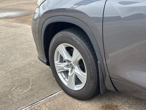 Used 2024 Toyota Highlander LE AWD/4WD image 19