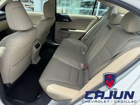 Used 2017 Honda Accord Touring image 14