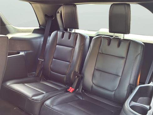 Used 2018 Ford Explorer XLT w/ Equipment Group 202A FWD image 29