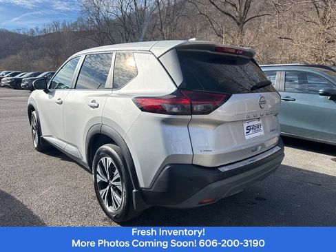 Used 2022 Nissan Rogue SV image 8