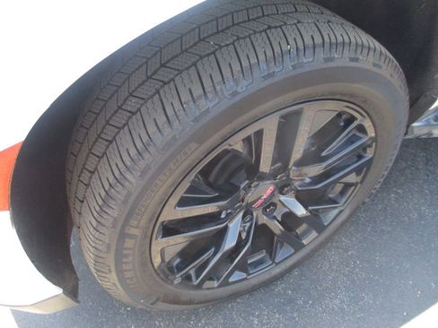 Used 2023 GMC Yukon SLT AWD/4WD image 14