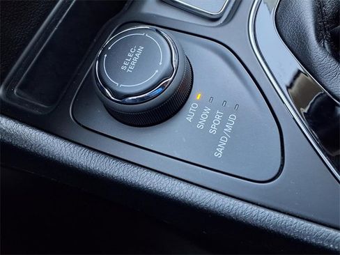 Used 2020 Jeep Cherokee Limited w/ Luxury Group image 9