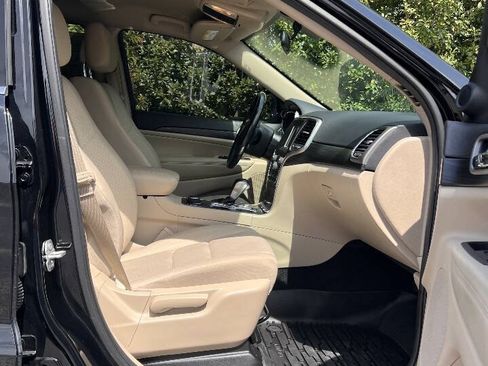 Used 2020 Jeep Grand Cherokee Laredo AWD/4WD image 17