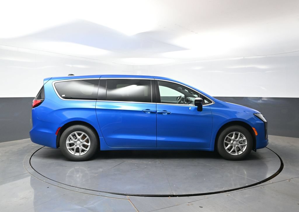 New 2027 Chrysler Pacifica Select w/ Family Tech Group FWD image 2