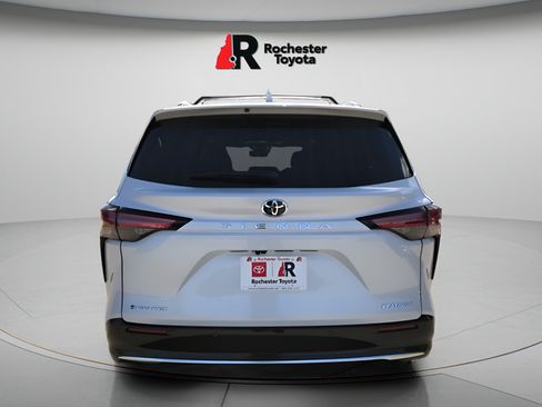 Used 2026 Toyota Sienna Platinum AWD/4WD image 4