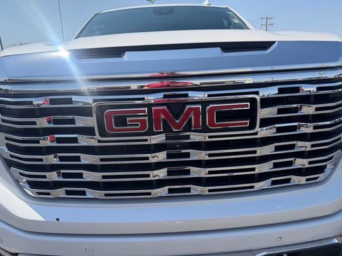 Used 2023 GMC Sierra 1500 Denali w/ Technology Package AWD/4WD image 7